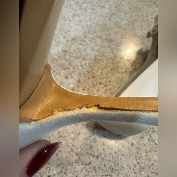 Stuart Weitzman Gigiritz White Satin Pump - Picture 3 of 12